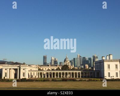 Greenwich maritime museum et queens house avec Canary Wharf en arrière-plan Banque D'Images