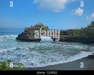 Temple hindou sur rocky point à Bali, Indonésie Banque D'Images