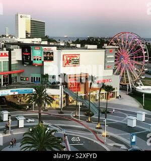 Vue du coucher de soleil du grand brochet et de grande roue, Hyatt Regency en arrière-plan, Long Beach, California, United States Banque D'Images