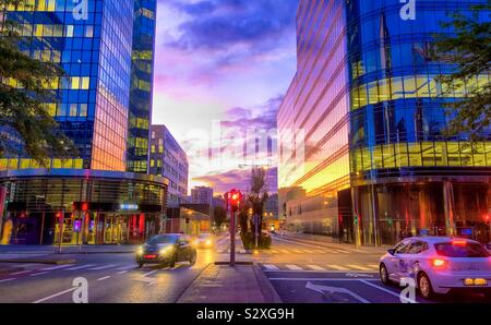 Ciel du matin coloré sur les rues de la ville, qui se reflète dans les vitres de l'édifices du quartier des affaires de Bruxelles Banque D'Images