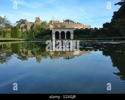 L'étang dans le jardin de la Reine Mère au Château de Walmer, dans le Kent Banque D'Images