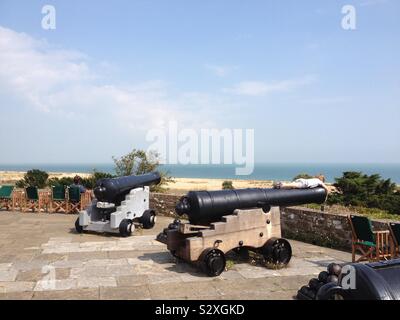 Un enfant portant sur un canon au château de Walmer dans la côte du Kent Banque D'Images