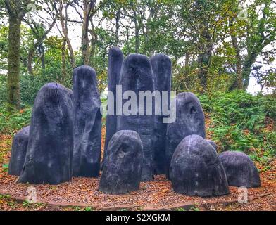 Bois toasté La sculpture de David Nash noir appelé RA au monticule Tremenheere Jardins de Sculptures - Cornwall UK Banque D'Images