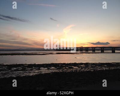 Le Severn Bridge vu au coucher du soleil de Severn Beach dans la loire Banque D'Images