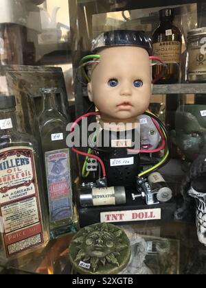 Creepy doll head en vente dans un magasin d'objets d'occasion Banque D'Images