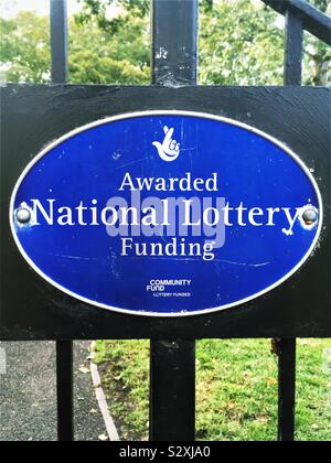 Un ovale bleu et blanc, signe sur une entrée du parc, en disant 'accordé' Financement de la Loterie Nationale Banque D'Images