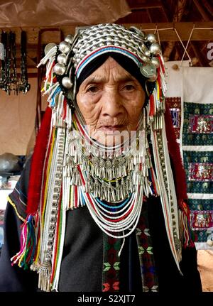 Une vieille femme de la tribu Akha Hill dans le nord de la Thaïlande. Banque D'Images