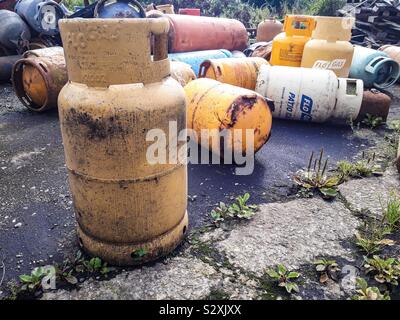 Vieux, les bouteilles de gaz rouillées sur casse. Banque D'Images