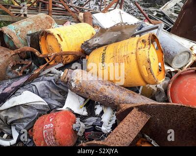 Vieux, les bouteilles de gaz rouillées sur casse. Banque D'Images