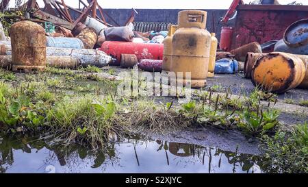 Vieux, les bouteilles de gaz rouillées sur casse. Banque D'Images