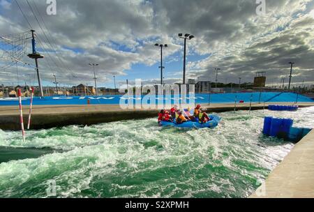 Rafting à la White Water Centre national à Cardiff Banque D'Images