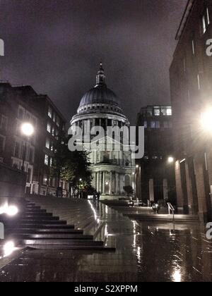 La Cathédrale de St Paul, en une nuit pluvieuse Banque D'Images