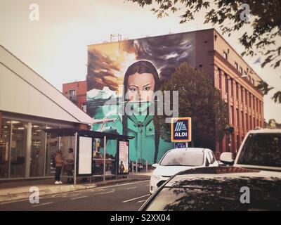 Street Art photo murale du Greta Thunberg, le changement climatique, sur le côté de l'usine de tabac, Bristol, Royaume-Uni Banque D'Images