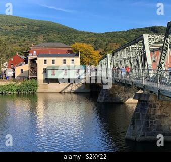 À la recherche de l'autre côté de la rivière Deerfield, Shelburne Falls, Massachusetts, United States Banque D'Images