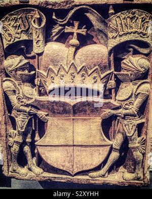 Close up d'un blason en pierre sculptée de la pièce des chevaliers et de l'armure de Maximilien 1's time Metropolitan Museum of Art, New York, USA Banque D'Images