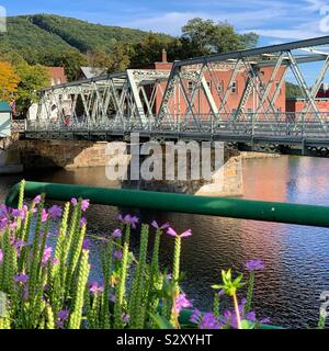 En regardant vers le pont de fer du pont de fleurs, de Shelburne Falls, Massachusetts, United States Banque D'Images