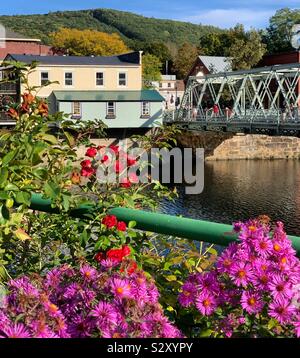 Donnant sur la rivière Deerfield du pont de fleurs, de Shelburne Falls, Massachusetts, United States Banque D'Images