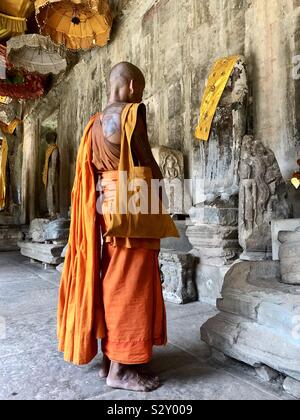 Un moine priant silencieusement à Angkor Wat, Siem Reap, Cambodge. Banque D'Images