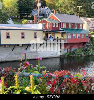Septembre sur le pont de fleurs, de Shelburne Falls, Massachusetts, United States Banque D'Images