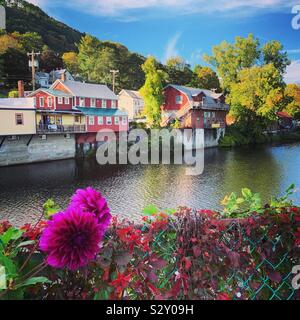 Septembre sur le pont de fleurs, de Shelburne Falls, Massachusetts, United States Banque D'Images