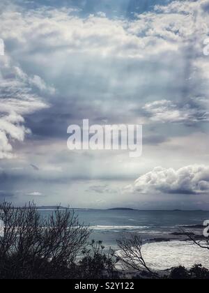 Journée de tempête au bord de la mer, lumière du soleil qui brille à travers les nuages, bleu océan Pacifique Banque D'Images