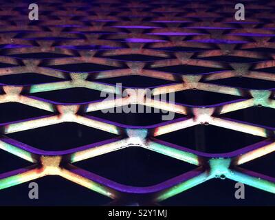 Abstract Background : metal grill allumé mes feux pourpres dans night club Banque D'Images