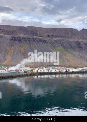 Isafjordur, Islande - Septembre 2019 : La vue d'un navire de croisière à l'approche du port d'un matin brumeux. Banque D'Images
