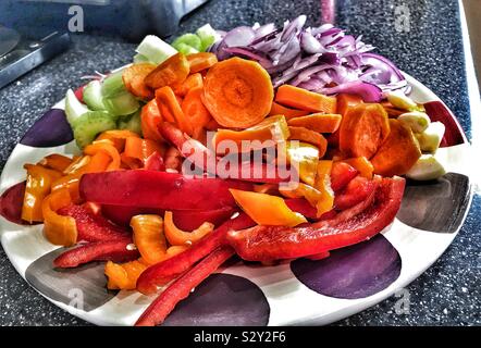 Assiette de légumes crus hachés Banque D'Images