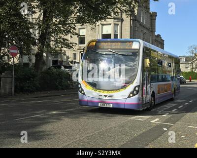 Aberdeen, Écosse, Royaume-Uni - 16 septembre 2019 : FirstGroup city bus no. 23 à Aberdeen, en Écosse. Reflétant la lumière du soleil sur la vitre avant de l'autobus. Banque D'Images