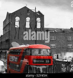 Street Art Par l'artiste graffiti britannique Stik à Londres, Angleterre, Royaume-Uni Banque D'Images