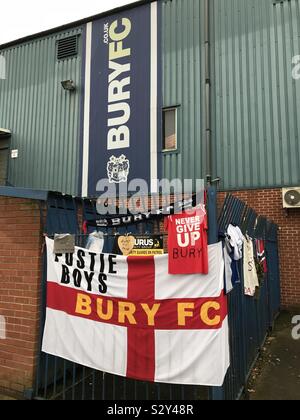 15 octobre 2019, Bury, Lancashire, Angleterre. Bury FC en attente de nouvelles sur d'éventuelles offres publiques d'achat - drapeaux et bannières à l'extérieur de Gigg Lane, Bury. Banque D'Images