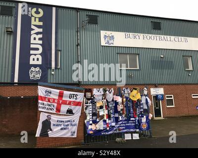 15 octobre 2019, Bury, Lancashire, Angleterre, Royaume-Uni. En attente de nouvelles à domaine la Lane, accueil de Bury Football Club concernant d'éventuelles offres - Supports et communauté locale des bannières. Banque D'Images