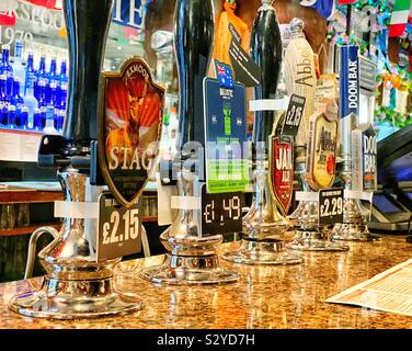 Les poignées de bière dans un Weatherspoon's pub Banque D'Images