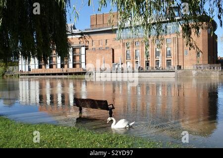 Le Warwickshire, Royaume-Uni. 27 octobre 2019. Les pluies torrentielles à Stratford-upon-Avon à l'origine des inondations près de la Royal Shakespeare Theatre. Banque D'Images