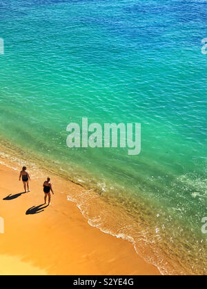 Deux baigneurs sur le point de sauter dans la mer de l'Algarve, Portugal Banque D'Images