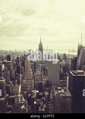 Vue sur l'Empire State Building du haut de la roche, New York City, États-Unis d'Amérique. Banque D'Images