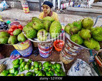 Les fruits tropicaux vendus au marché vibrant à Moroni, Comores. Banque D'Images