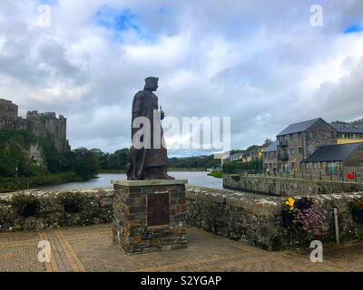 Statue du Roi Henry VII par château, étang et Château de Pembroke avec sur la gauche à Pembroke, Pembrokeshire, Pays de Galles, Royaume-Uni. Banque D'Images