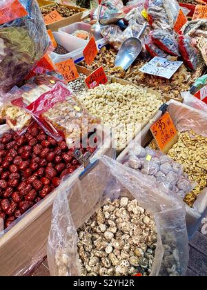 Un magasin qui vend des produits alimentaires chinois séché à Kowloon, Hong Kong. Banque D'Images