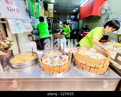 Charnière traditionnelle Kong à la vapeur en bambou aliments vendus au Sham Shui Po, Hong Kong. Banque D'Images