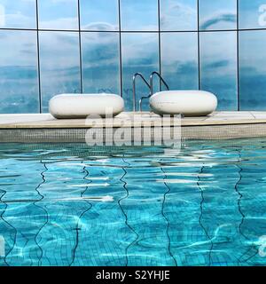 Dans l'eau à Eclipse, la piscine intérieure et extérieure à l'Ocean Casino Resort, Atlantic City, New Jersey, United States Banque D'Images