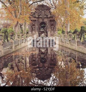 La fontaine Médicis dans le Jardin du Luxembourg à Paris à l'automne Banque D'Images