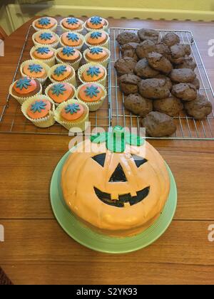 Gâteaux cuits pour Halloween une fête d'Halloween, fait maison. Banque D'Images