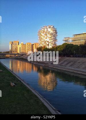 L'immobilier sur les rives de la rivière Lez, Montpellier France Banque D'Images