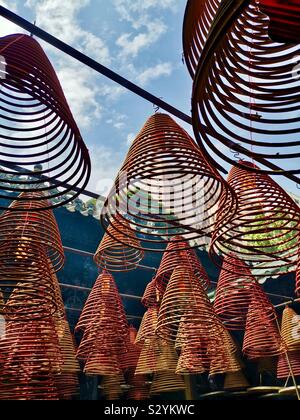 Bobines d'encens en spirale à Tin Hau Temple Yaumatei, Kowloon, à Hong Kong. Banque D'Images