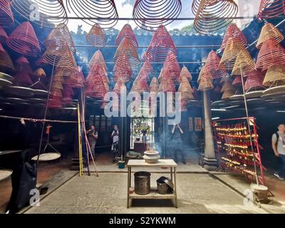 Bobines d'encens en spirale à Tin Hau Temple Yaumatei, Kowloon, à Hong Kong. Banque D'Images