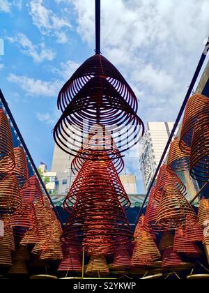 Bobines d'encens en spirale à Tin Hau Temple Yaumatei, Kowloon, à Hong Kong. Banque D'Images