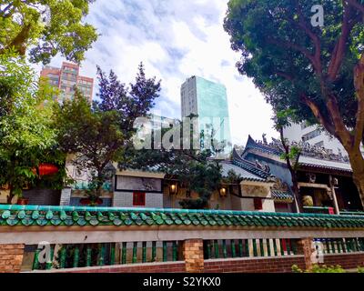 Les bâtiments modernes derrière le Temple de Tin Hau Yaumatei, Kowloon, Hong Kong. Banque D'Images