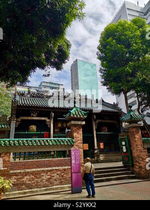 Les bâtiments modernes derrière le Temple de Tin Hau Yaumatei, Kowloon, Hong Kong. Banque D'Images