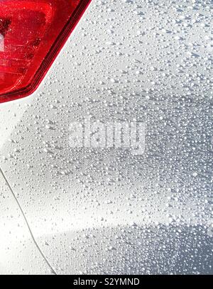 Globules de l'eau de pluie sur le corps d'une voiture ciré Banque D'Images